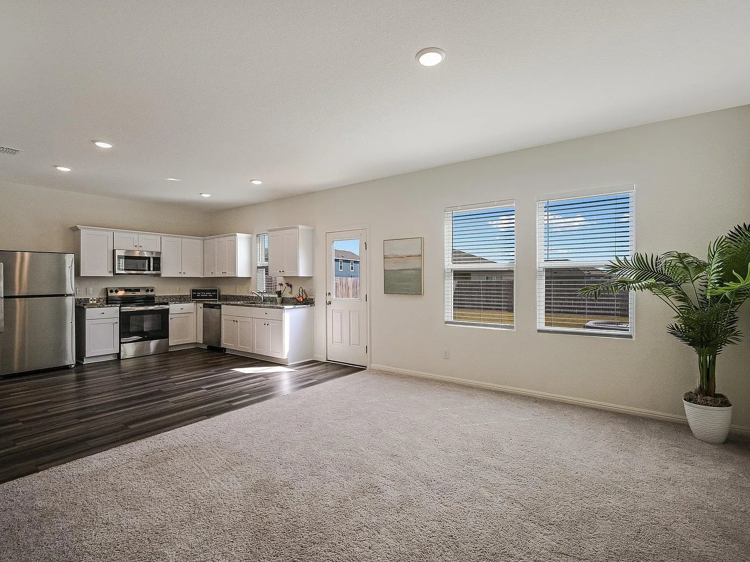 3 bed, 2.5 bath, 1605 sqft, $2,200 — Photo 2