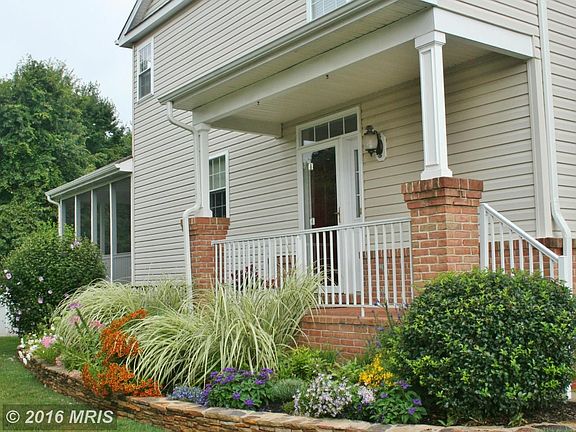 Private Side Entry w/Covered Porch