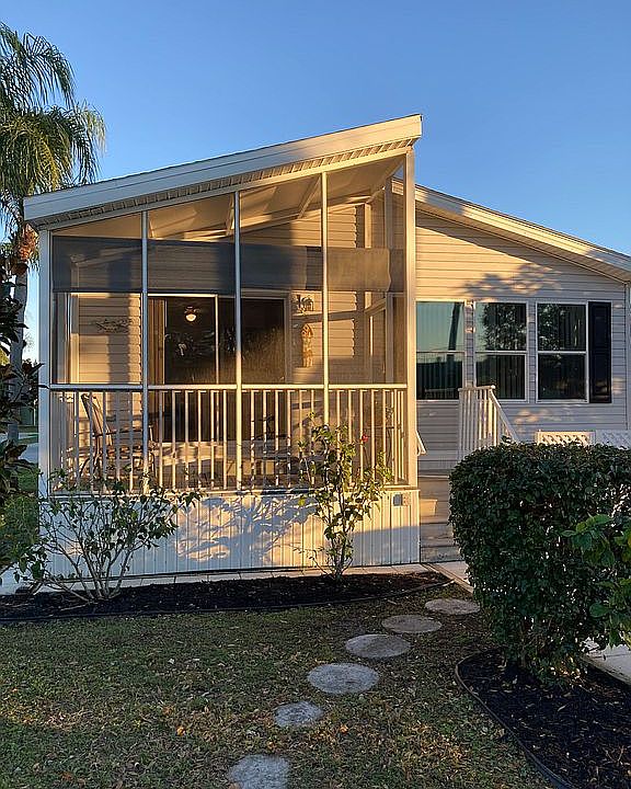 Awesome screened in lanai! 