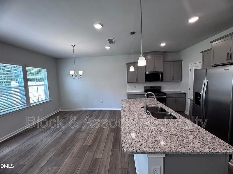 3 bed, 2.5 bath, $1,949 — Photo 2