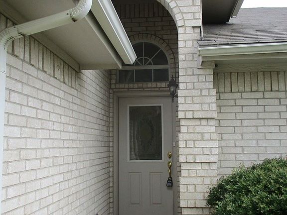 3rd image of 904 Robin Dr