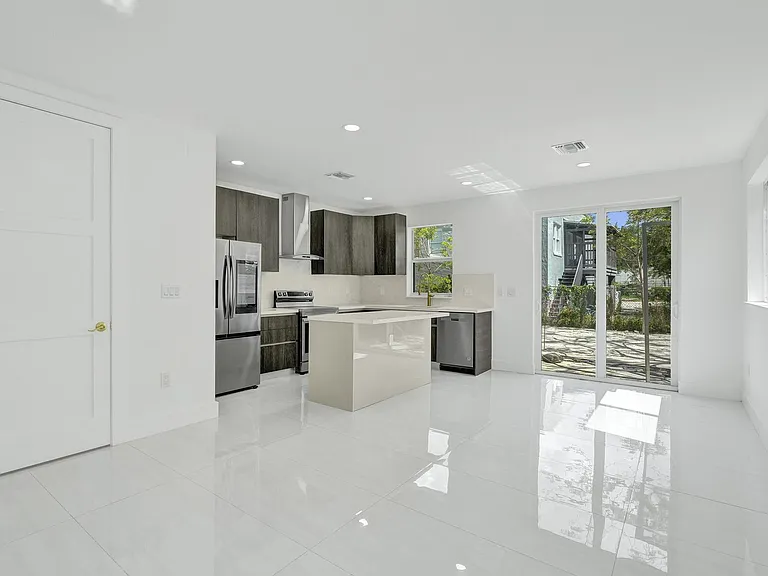 1213 W Las Olas Blvd — Photo 7