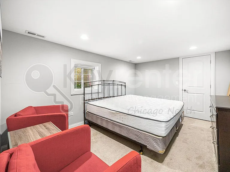 4230 N Oriole Ave — Photo 24