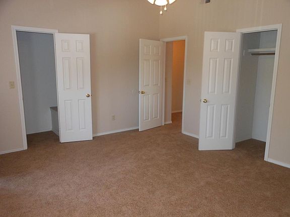 Master bedroom vaulted celings 2 closets