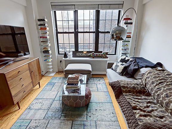 2nd image of 50 W 72nd St APT 1008