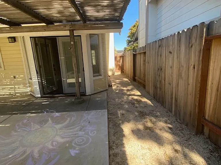 561 Amanda Ct — Photo 25