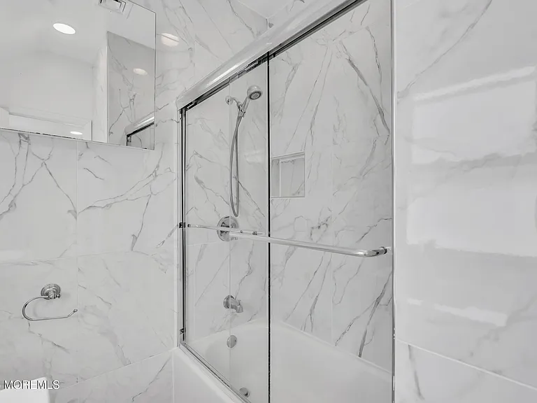 323 Roosevelt Ave — Photo 13
