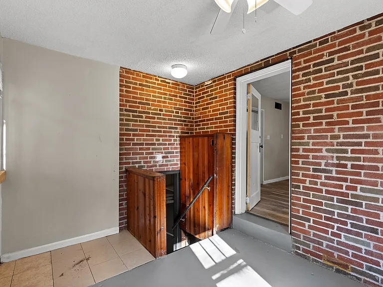 323 Ames Pl — Photo 9