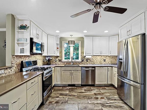 3rd image of 27 Woodburn Cir