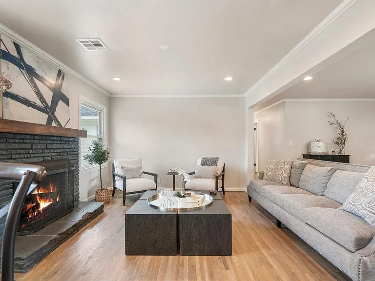 2923 E 27th Pl — Photo 3