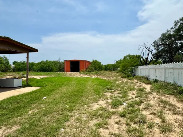 1302 E Maverick Street, Crystal City, TX 78801