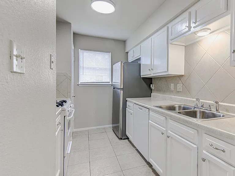 900 Sirocco Dr — Photo 9