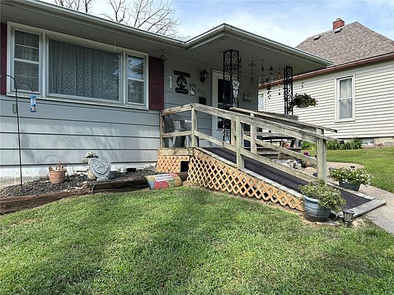 3rd image of 2717 Doniphan Ave