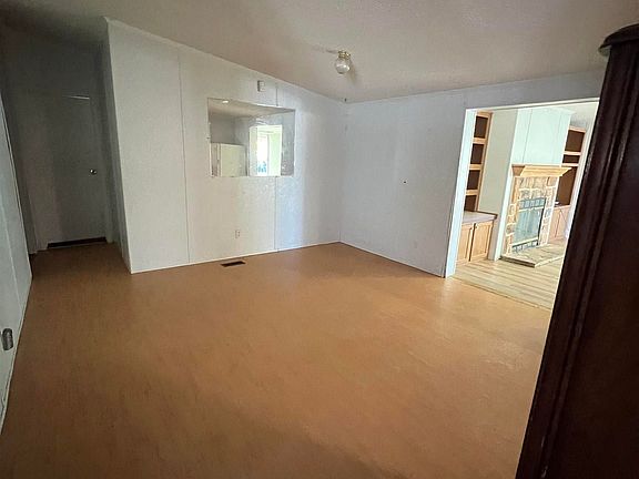 4th image of 275 Garnett St