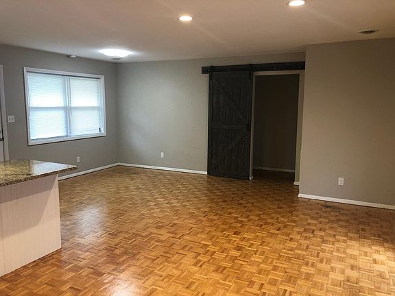 3rd image of 816 University Pkwy
