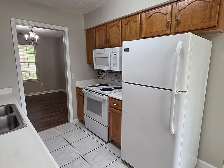 304 Woodbury Ln — Photo 8