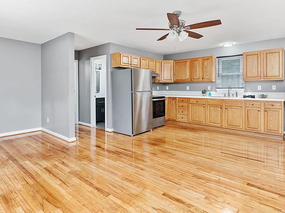 5th image of 493 Southside Ln