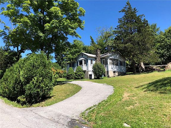3rd image of 9 Crestwood Trl