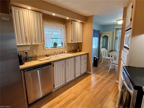 3rd image of 6 Poinsettia Dr