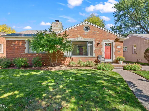 21431 Prestwick Rd, Harper Woods, MI 48225