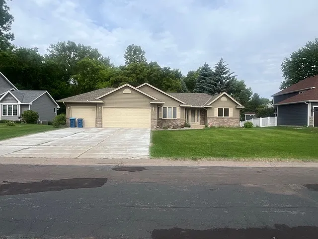 Immaculate and Spacious 5 BR House in Vadnais Heights — Photo 1