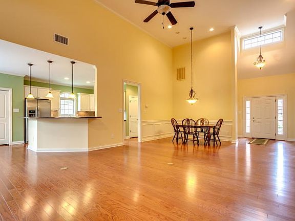 3rd image of 183 Acadia Cir