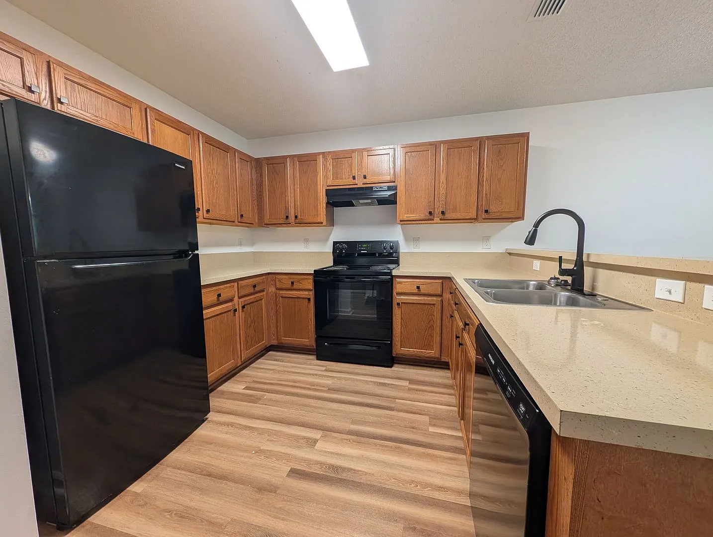**Special For This 3/2 Duplex On 12 Month Lease** Currently Waiving Administrative Fees Of $250 I... — Photo 4