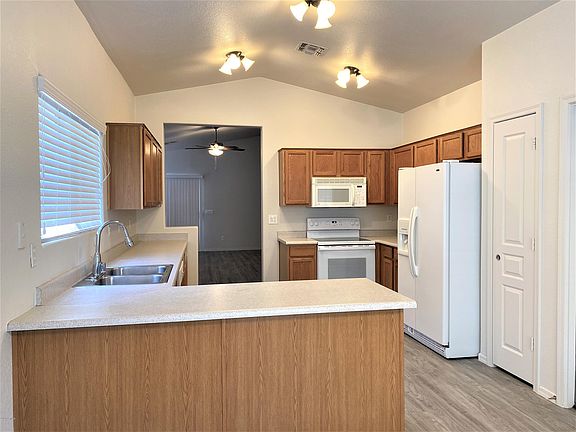 4th image of 2164 E Creedance Blvd