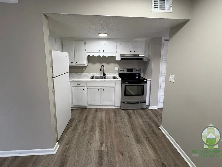 Maple Court Apartments — Photo 13