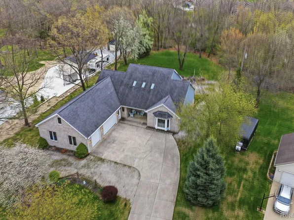 3630 S Shimmons Cir, Auburn Hills, MI 48326