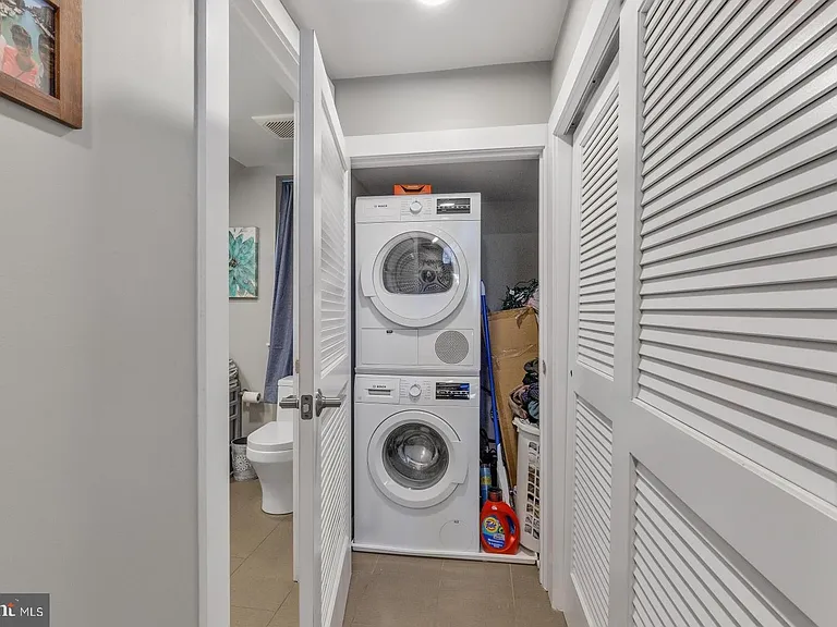 1142 Crease St #2L — Photo 8