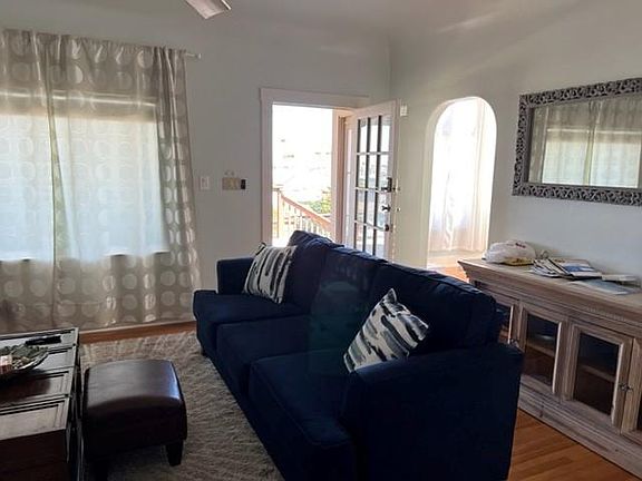 3rd image of 882 Rosecrans St