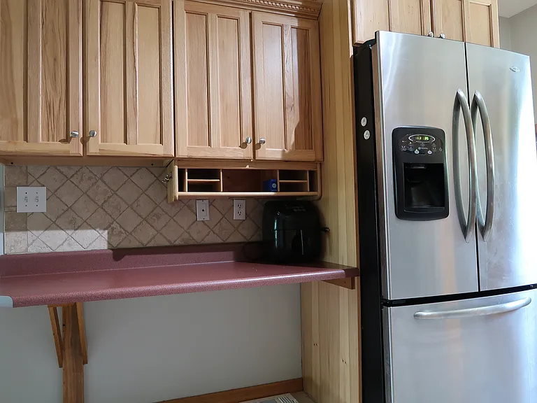 929 Kenmoor Ave SE — Photo 3
