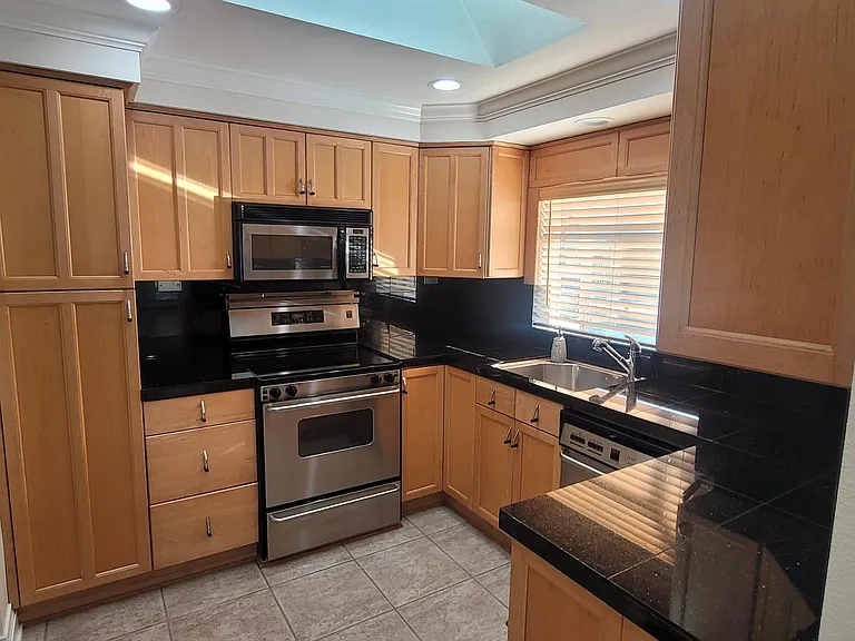 1031 Maple St #A — Photo 4