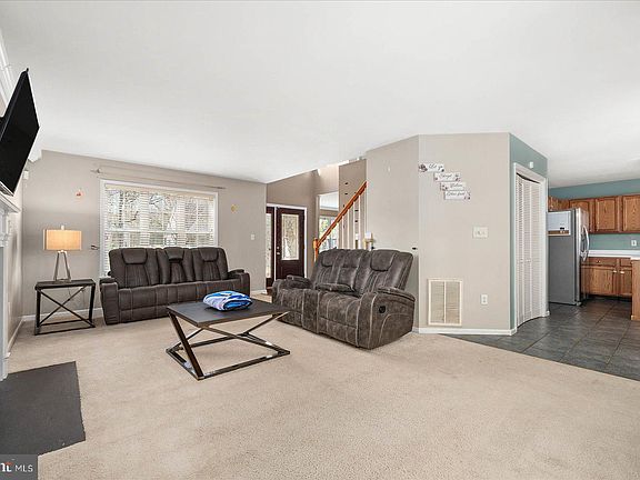 5th image of 809 White Oaks Ln