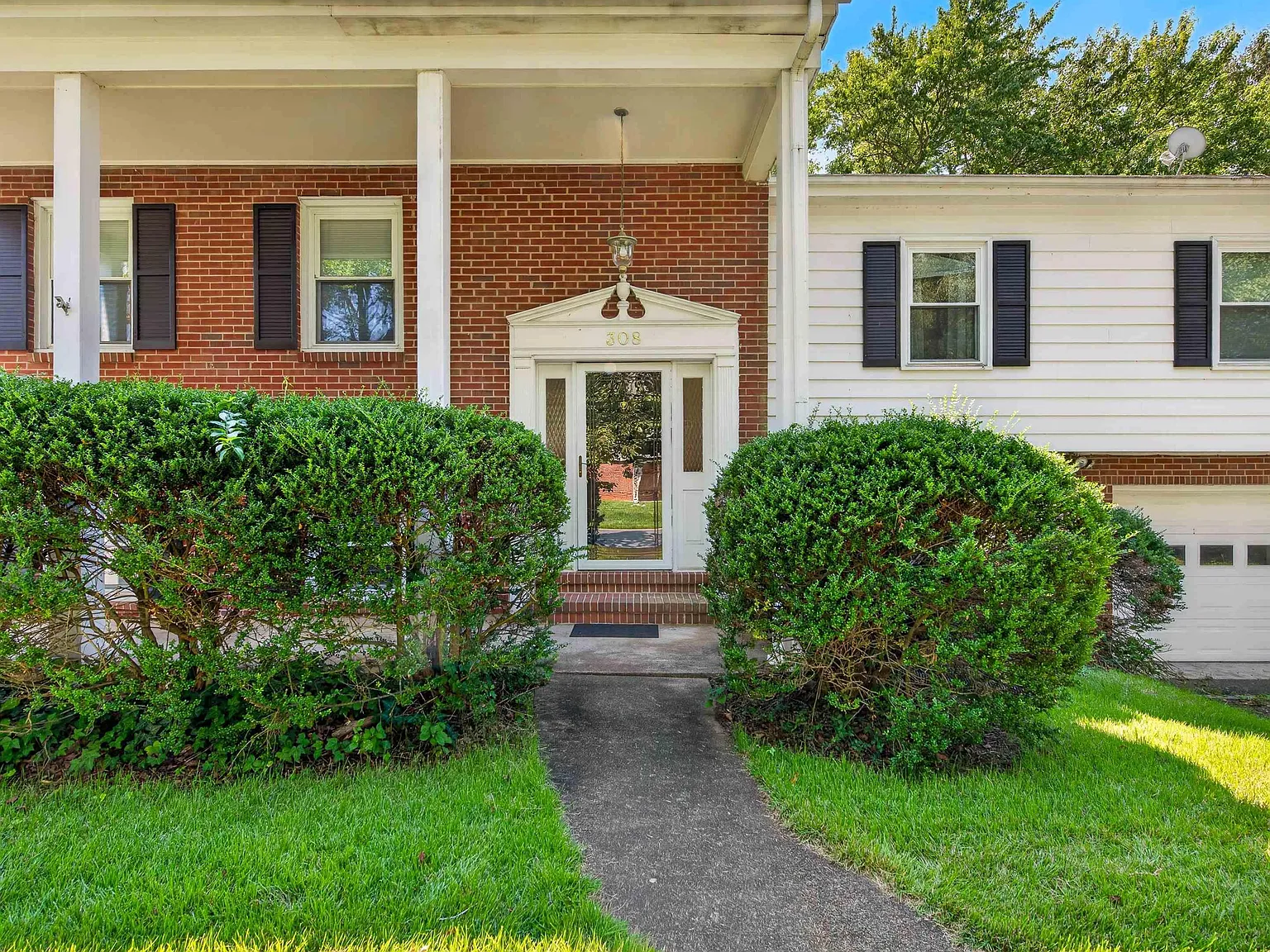 4 bed, 3.0 bath, 2560 sqft, $2,900 — Photo 2