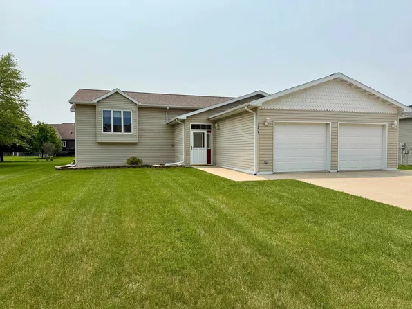 1205 30th St, Spirit Lake, IA 51360