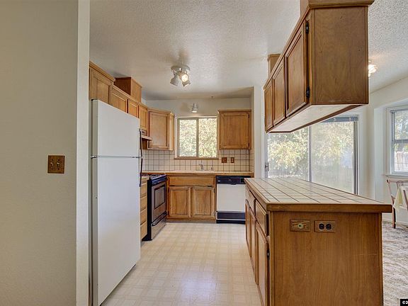 5th image of 1382 Bumblebee Dr