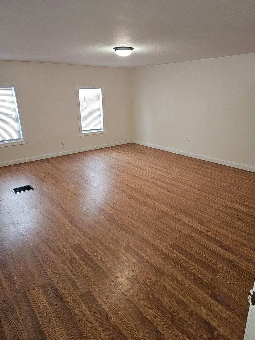 Spacious two story townhomes in the heart of Waldoboro! Walk to the water, and pets ok! — Photo 4