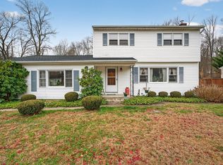 10 Valley Stream Dr, Danbury, CT 06811