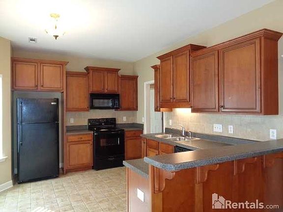 3rd image of 3027 Holderwood Dr