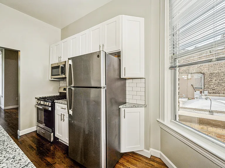 2528 N Burling St #2F — Photo 1