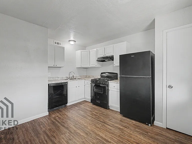 Charl Ann Apartments — Photo 11
