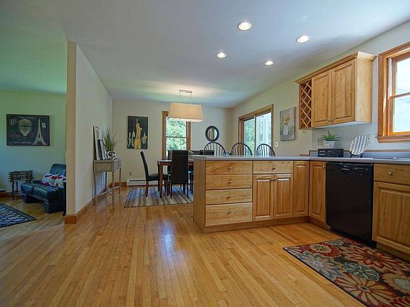 KITCHEN & BREAKFAST AREA