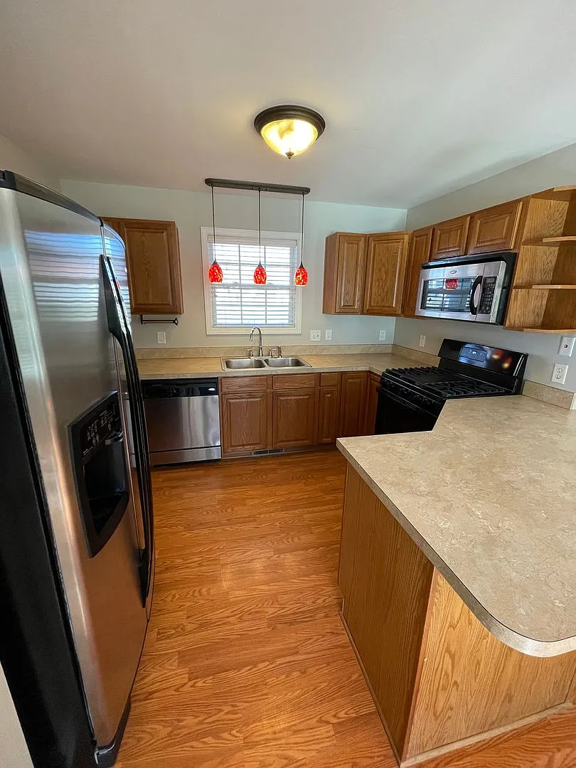 Cozy & Convenient: 3-bedroom, 2-bathroom Home with Spacious Living Area and Fenced Backyard — Photo 3