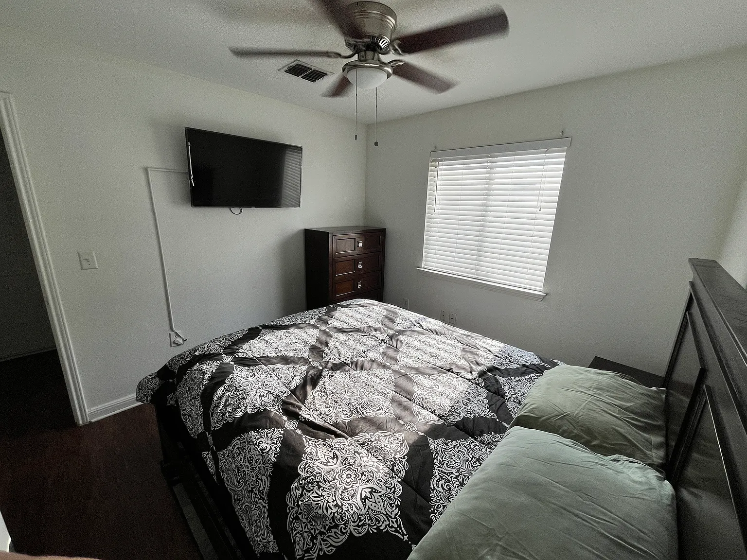 3 bed, 1184 sqft, $550 — Photo 3