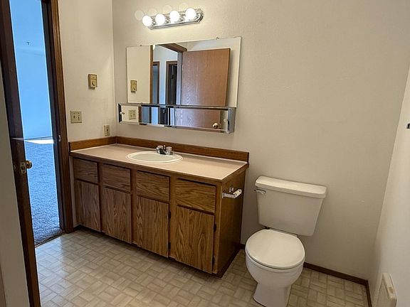 5th image of 910 20th St APT 104