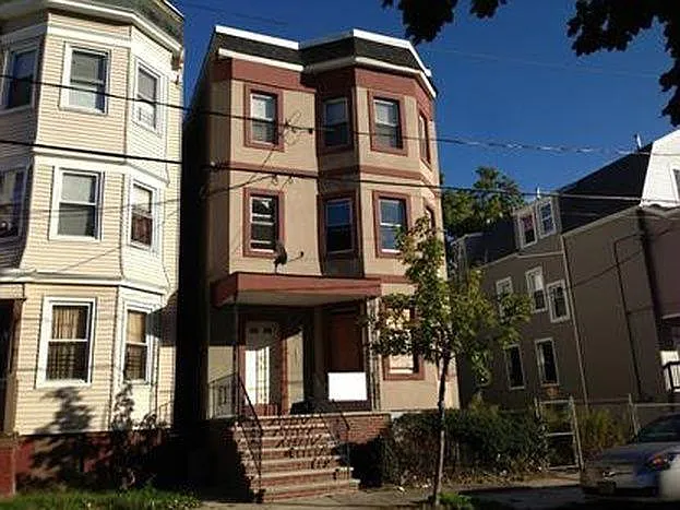 3 bed, $2,200 — Photo 2