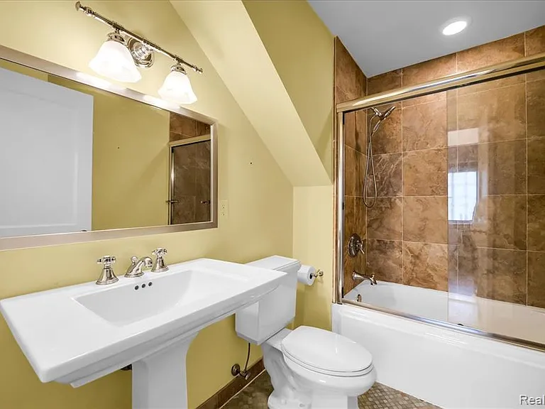 455 Linden Rd — Photo 54