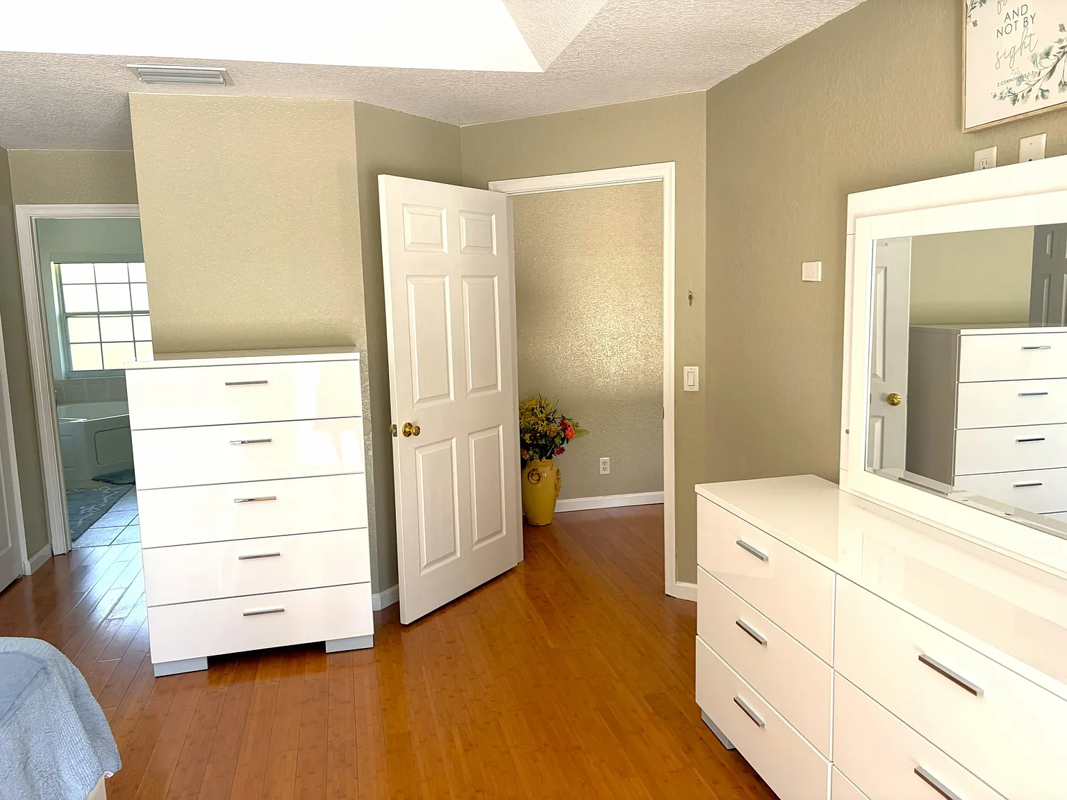 5 bed, 3.0 bath, 2296 sqft, $4,000 — Photo 4